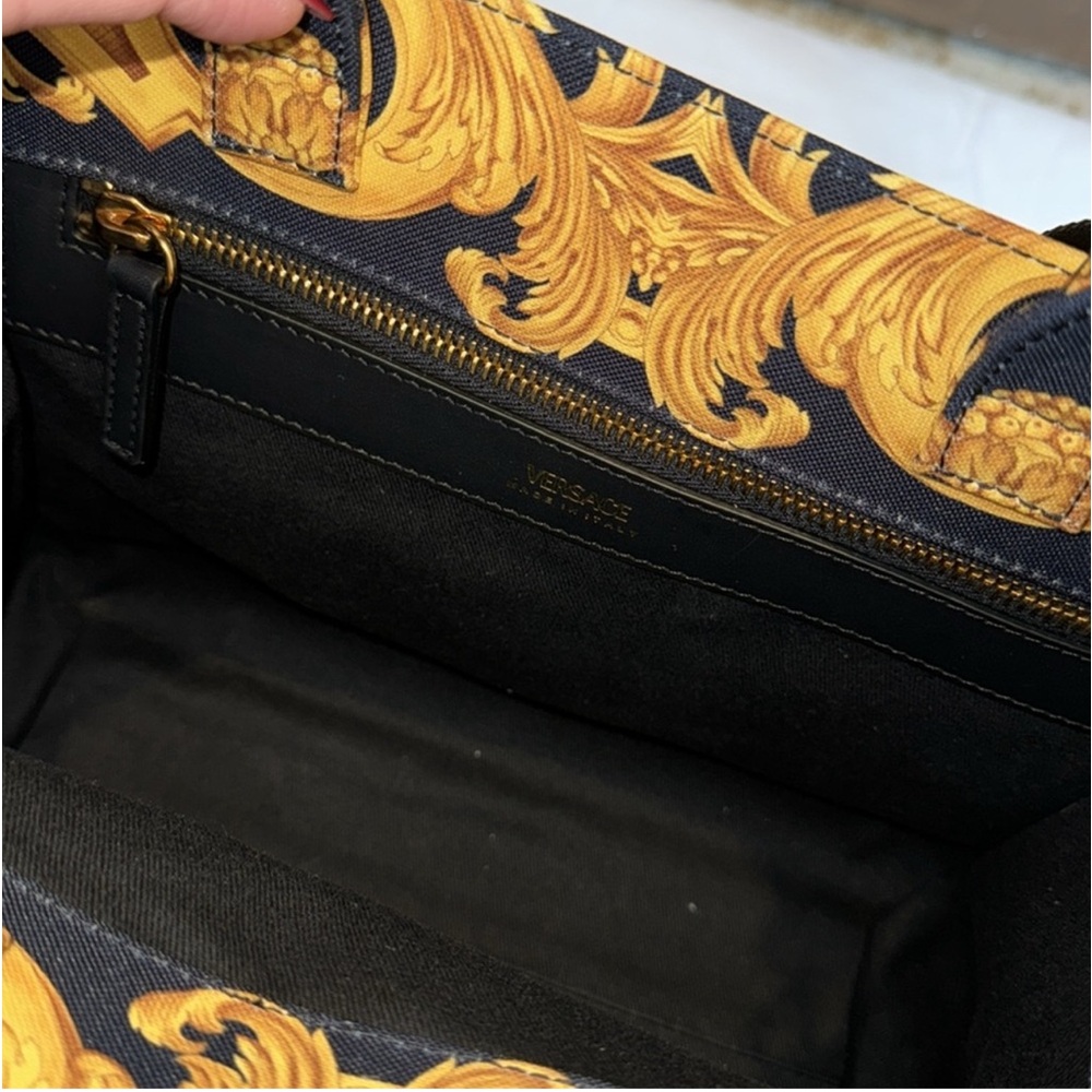 Versace Black and Gold Baroque Tote Bag - Picture 7 of 10